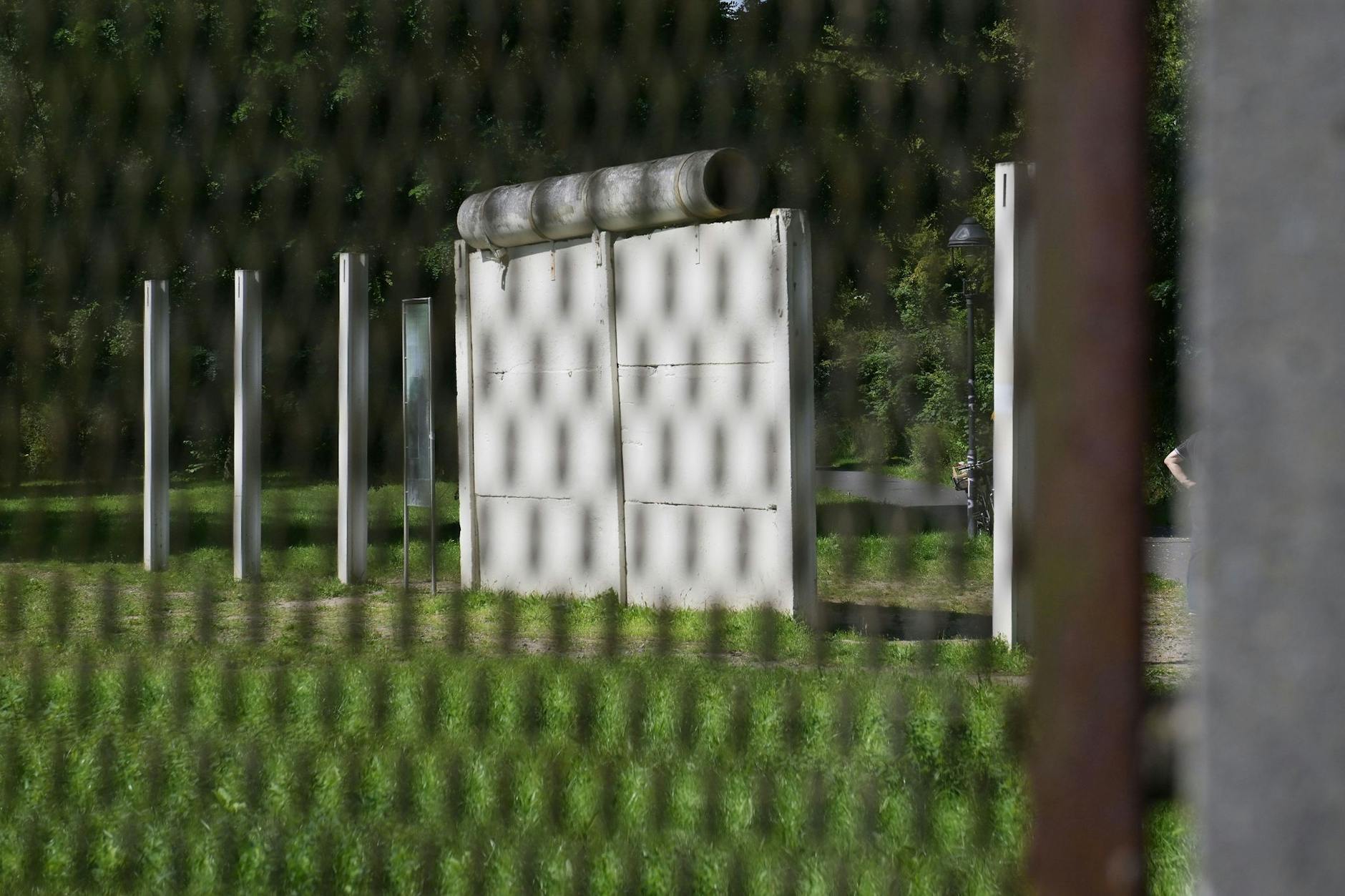 Ein altes Stück der ehemaligen Berliner Mauer steht bei der Mauergedenkstätte im Gutspark Groß Glienicke. Heute wird dem 62. Jahrestag des Baus der Mauer gedacht.