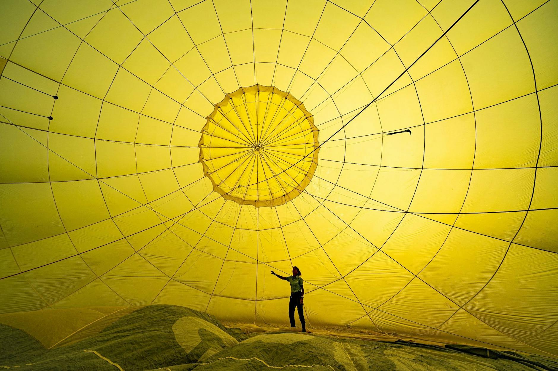 Der Fahrer eines Heißluftballons prüft die Takelage vor dem Start, am letzten Tag der «Bristol International Balloon Fiesta».