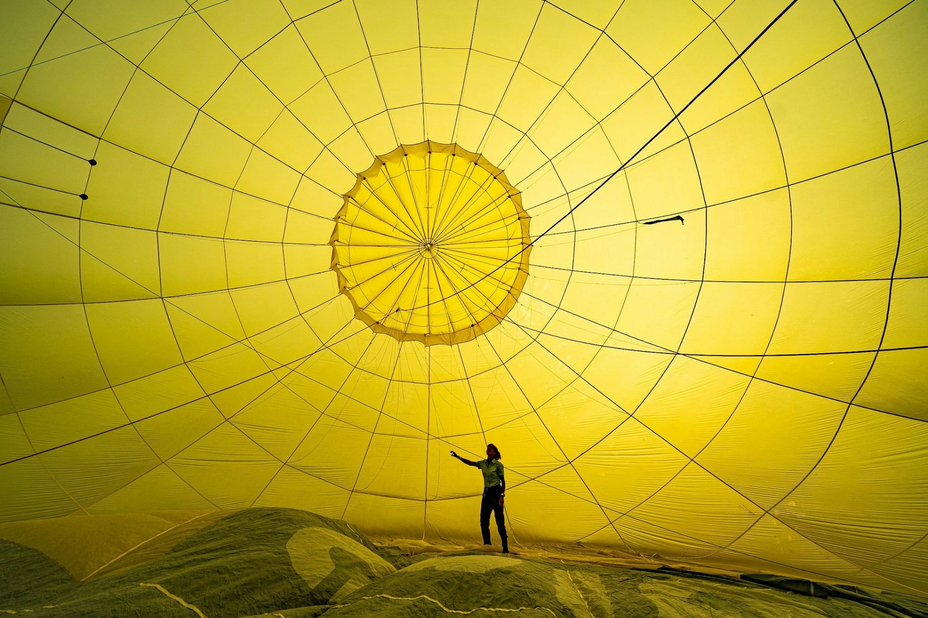 Der Fahrer eines Heißluftballons prüft die Takelage vor dem Start, am letzten Tag der «Bristol International Balloon Fiesta».  