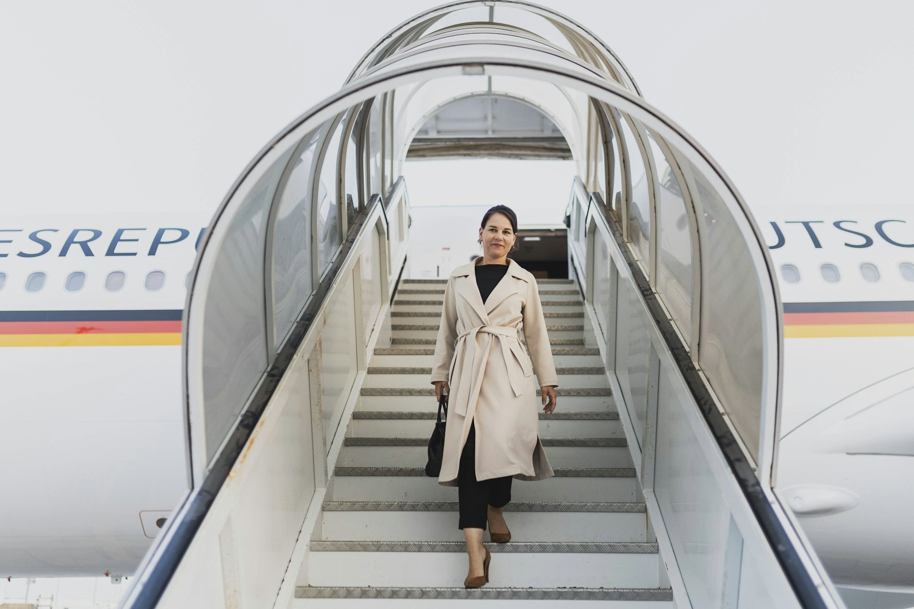 Annalena Baerbock nach der außerplanmäßigen Landung in Abu Dhabi