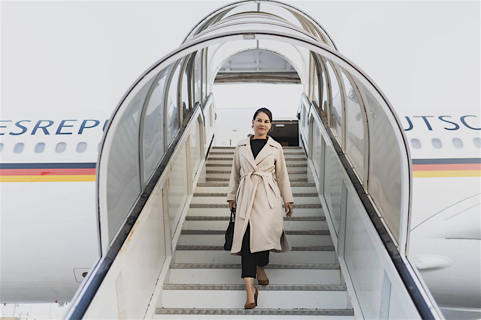 Annalena Baerbock nach der außerplanmäßigen Landung in Abu Dhabi