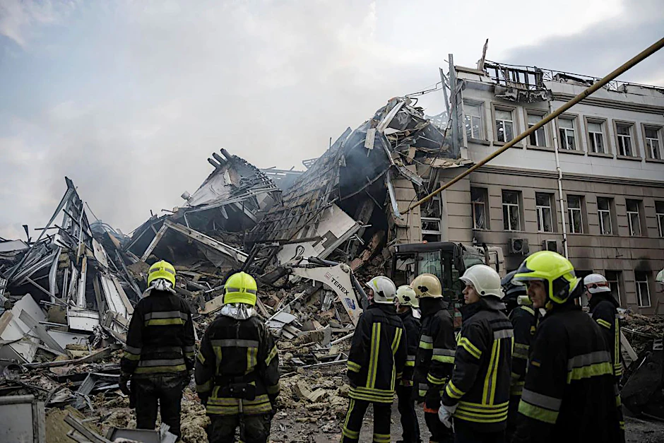 Rettungskräfte arbeiten an zerstörten Gebäuden nach einem Angriff auf Odessa.