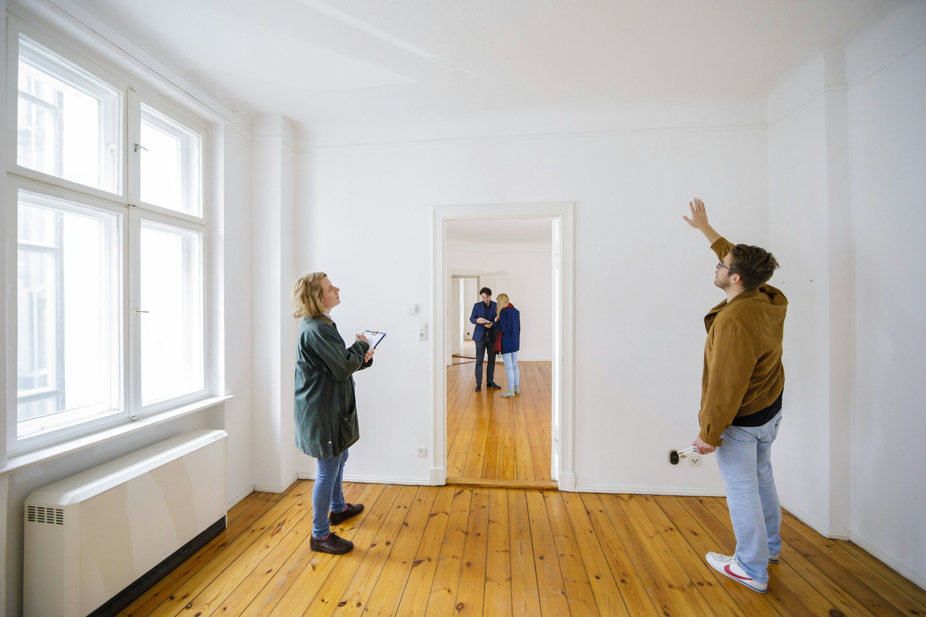 Wohnungsbesichtigung: Eine überhöhte Miete sollte erst im Nachhinein gerügt werden. Sonst läuft man Gefahr, die Wohnung nicht zu bekommen.