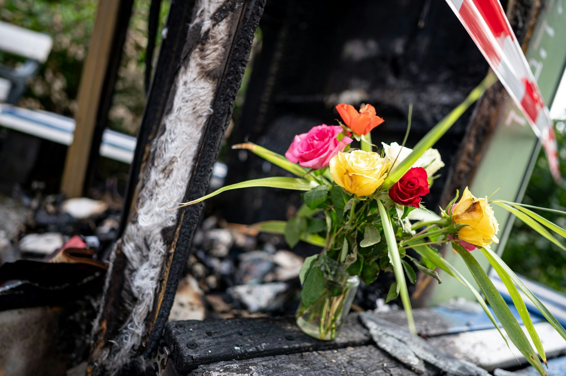 Ein unbekannter Mann soll am frühen Samstagmorgen eine zur Bücherbox umgebaute ehemalige Telefonzelle am Holocaust-Mahnmal «Gleis 17» im Berliner Grunewald angezündet haben. Die Bücher, die in der Telefonzelle zum Lesen bereitstanden und die zu großen Teilen die Zeit des Nationalsozialismus zum Thema haben, wurden fast vollständig zerstört.  