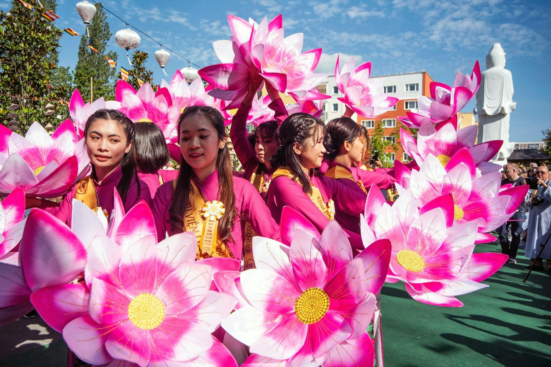 Mit einer feierlichen Zeremonie ist in Rostock der Tempel der dortigen buddhistisch-vietnamesischen Gemeinde eingeweiht worden. Auch Mönche und Nonnen aus den USA und Vietnam nahmen teil.