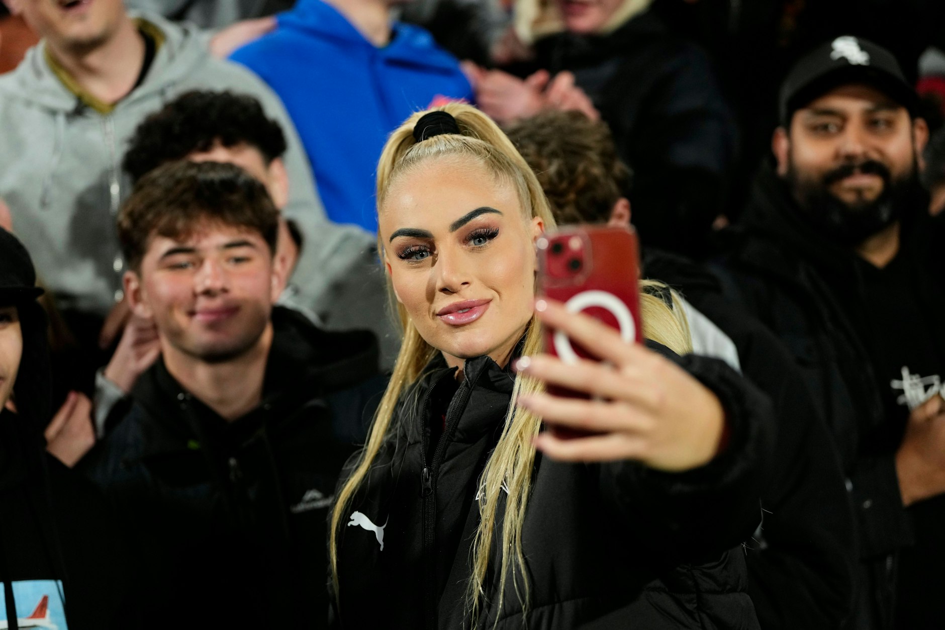 Verdient ihr Geld mit ihrer Reichweite über Social Media und nicht mit dem Fußball: die Schweizer Nationalspielerin Alisha Lehmann.