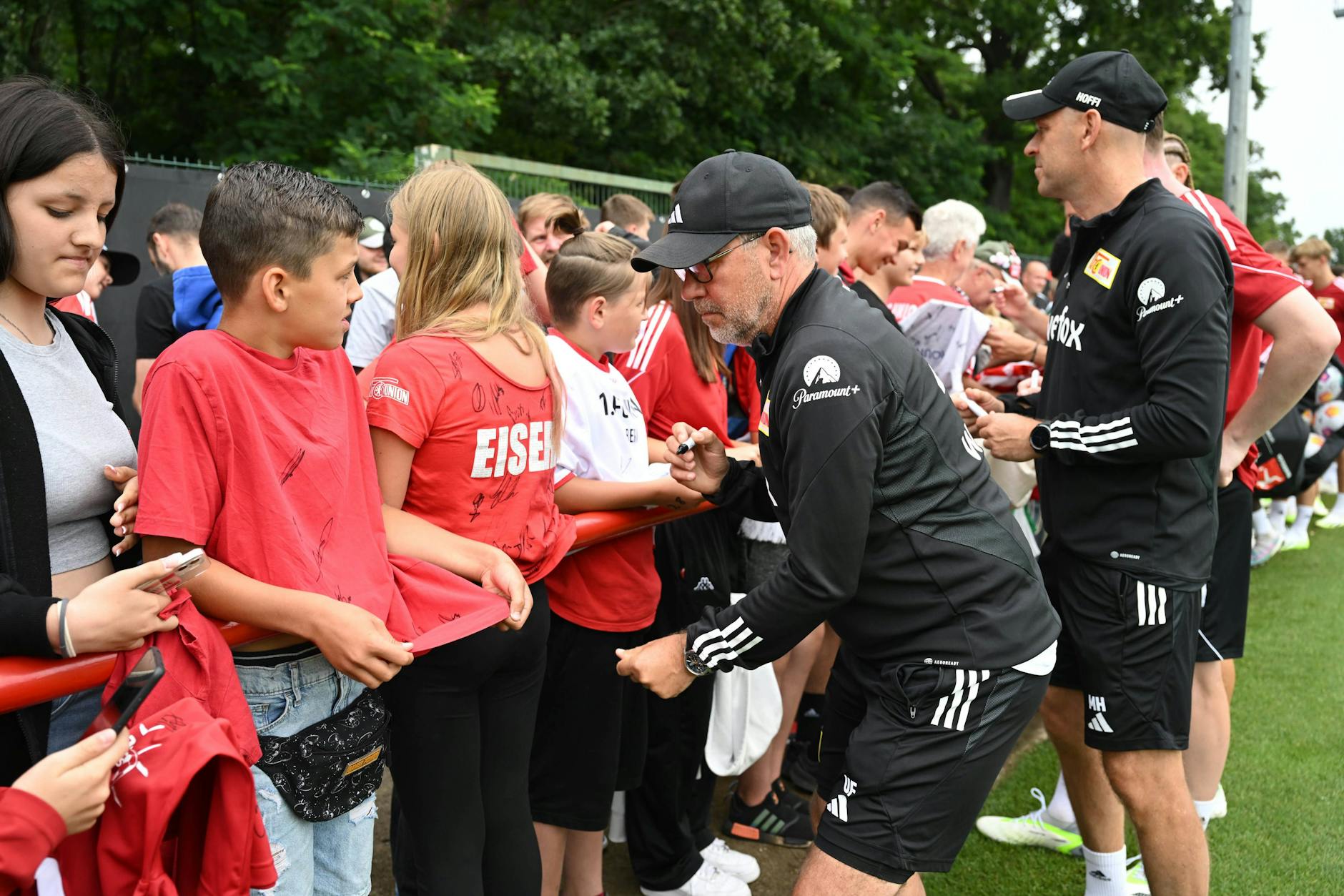 Beim 1. FC Union Berlin tummeln sich immer wieder zahlreiche Fans beim Training. Der Bereich am Platz neben dem Stadion ist dafür aber zu klein.