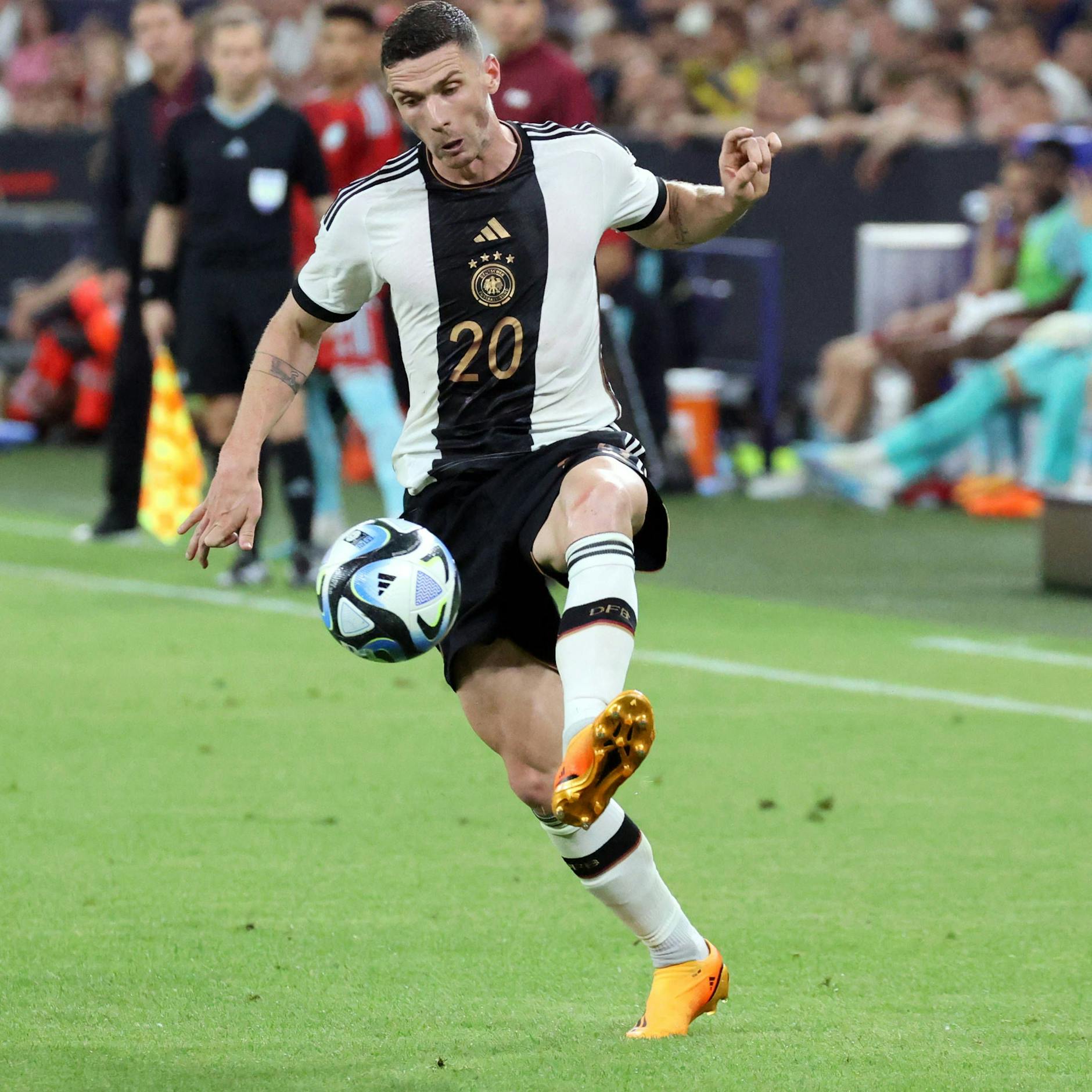 Robin Gosens will unbedingt zur Heim-EM im Sommer, da hilft ein Stammplatz in der Bundesliga mehr als die Jokerrolle in Italien.