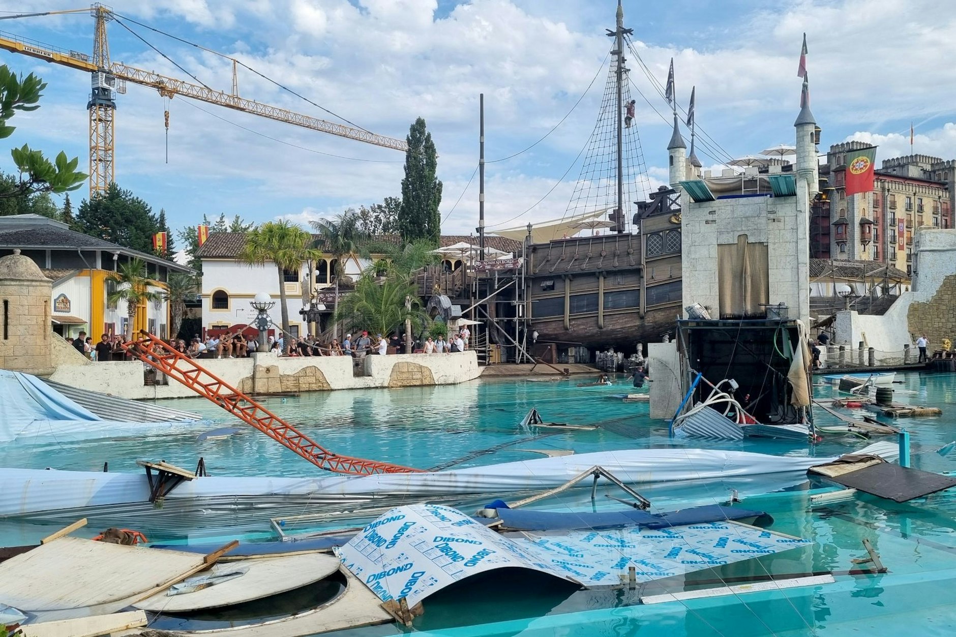 Ein Blick auf das Areal der „High-Diving-Show“ namens „Retorno dos Piratas“ und das Becken der Attraktion „Atlantica SuperSplash“ nach dem Unfall.