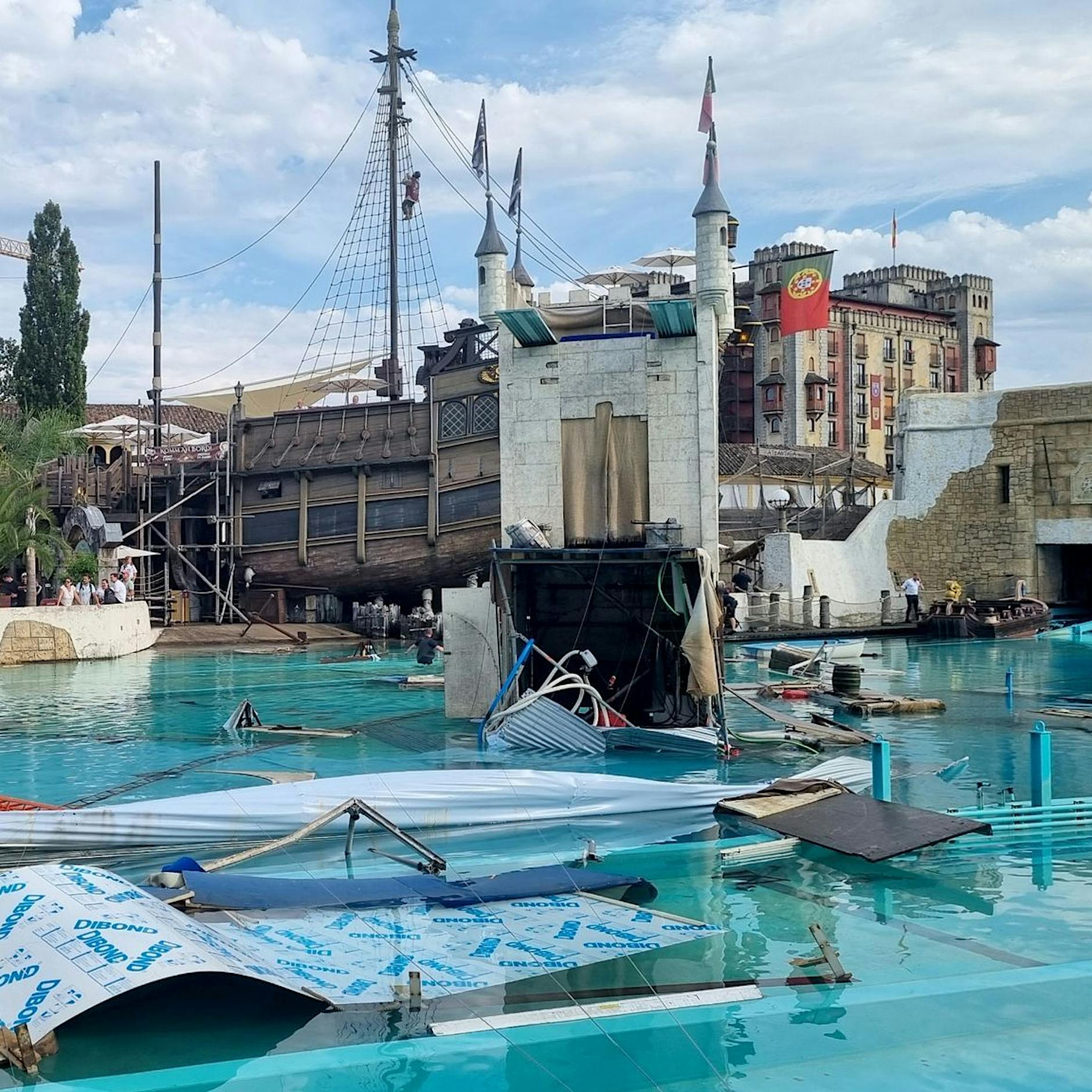 Unfall im Europa-Park Rust: Gerüst kracht auf Wasserbecken – mehrere Verletzte