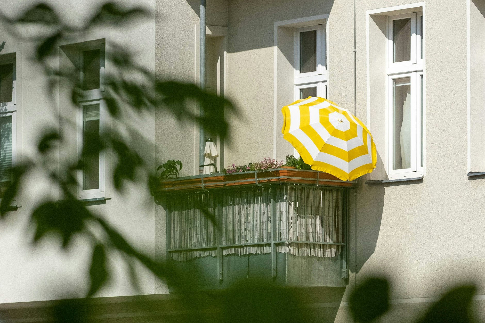 Ein Sonnenschirm auf einem Balkon in Prenzlauer Berg
