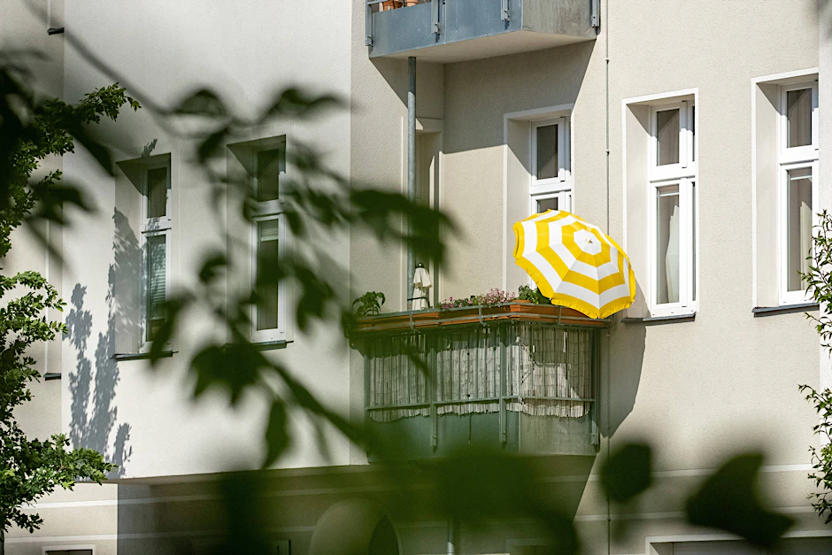 Ein Sonnenschirm auf einem Balkon in Prenzlauer Berg