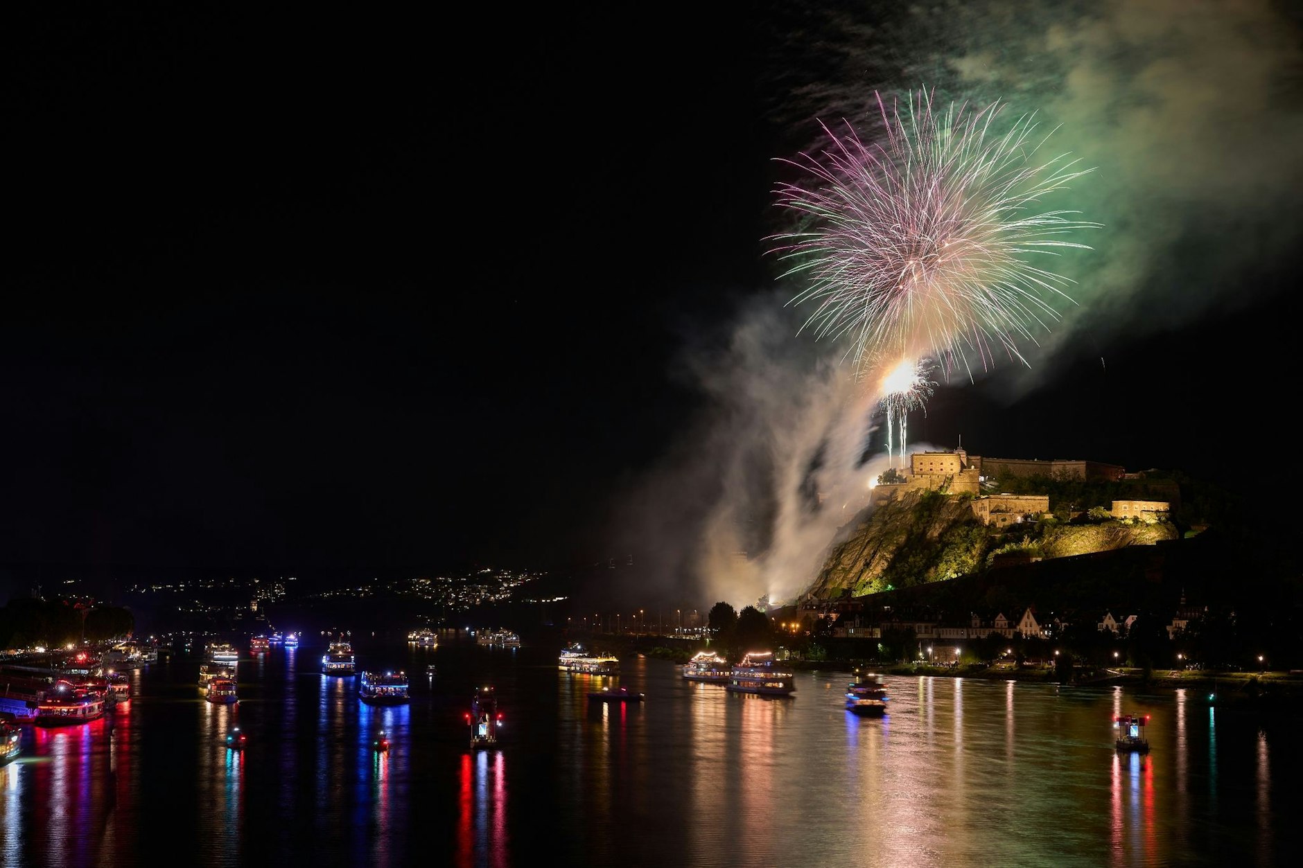 Das Hauptfeuerwerk des Feuerwerkspektakels «Rhein in Flammen» wird von der Festung Ehrenbreitstein aus abgeschossen. Ein Konvoi mit rund 30 Passagierschiffen liegt auf dem Rhein am Fuß der Festung.  