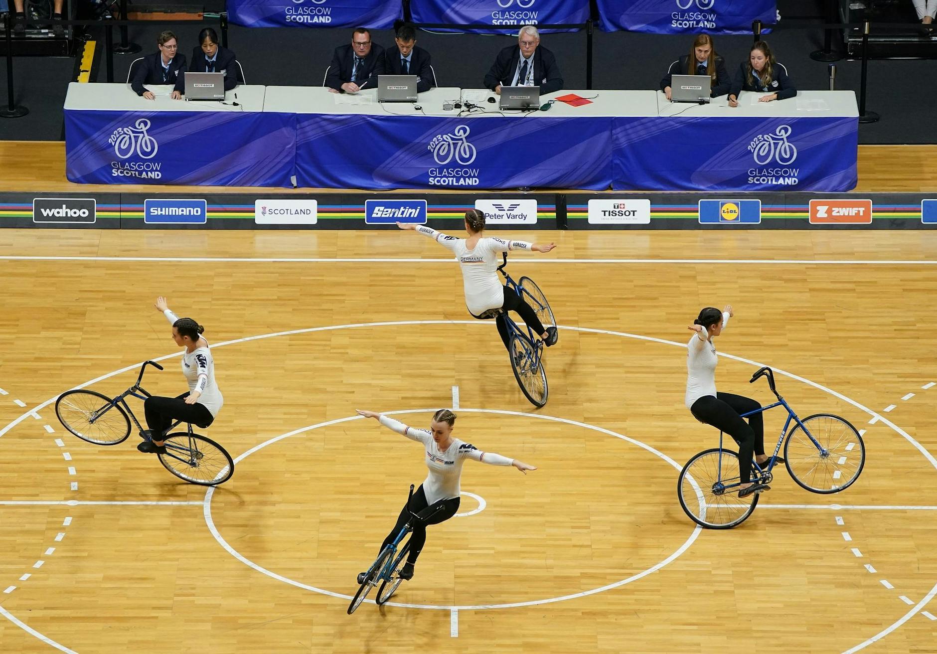 Das deutsche Team hat es ins Finale der Hallenradsport-Weltmeisterschaften in der Disziplin Kunstradfahren geschafft. Bei den UCI Cycling World Championships werden zusätzlich auch die Weltmeister im Radball gekührt.