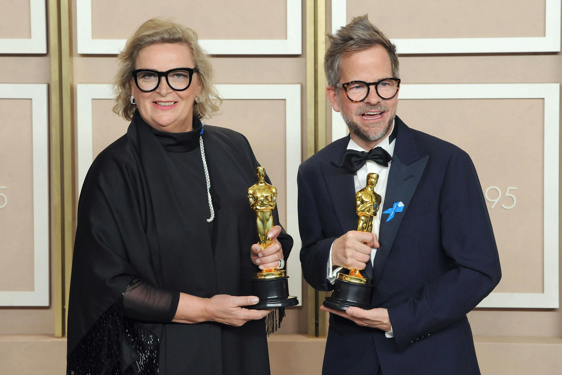 Ernestine Hipper und Christian M. Goldbeck mit Oscars für das beste Szenenbild bei „Im Westen nichts Neues“ im Press Room der Oscarverleihung 2023.