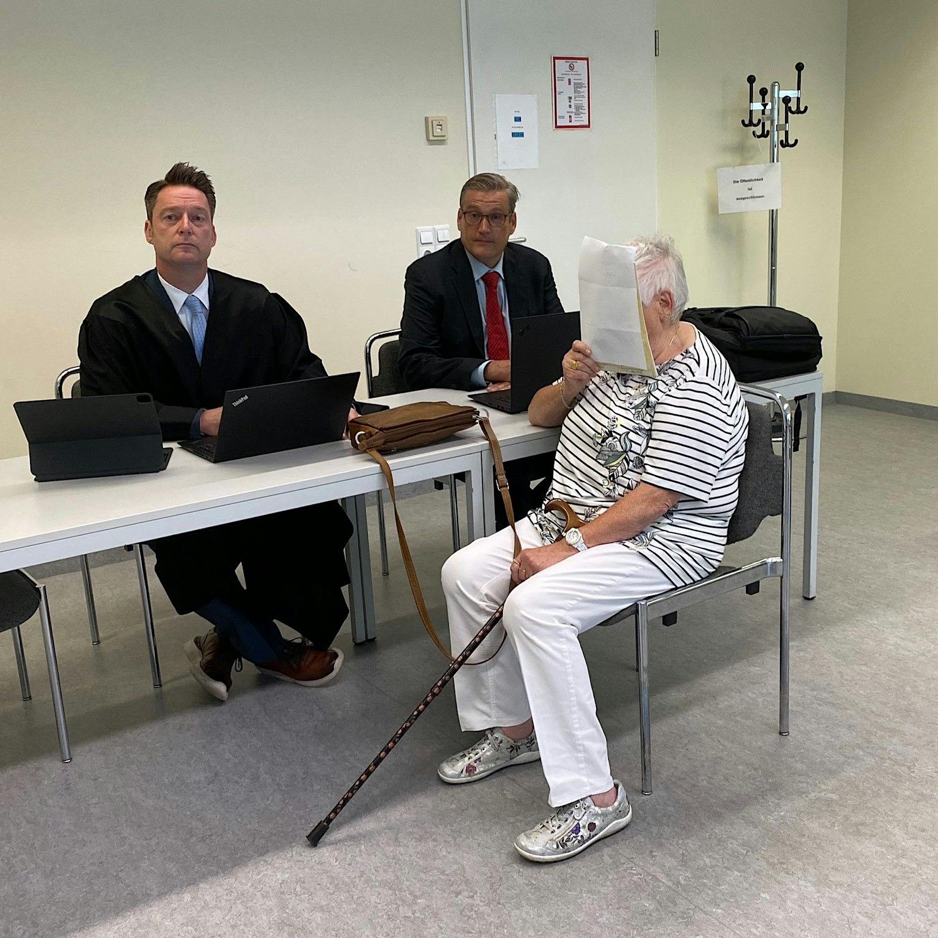 Geldstrafe: Ungebremst in Parkbank gefahren – 84-Jährige wegen fahrlässiger Tötung verurteilt