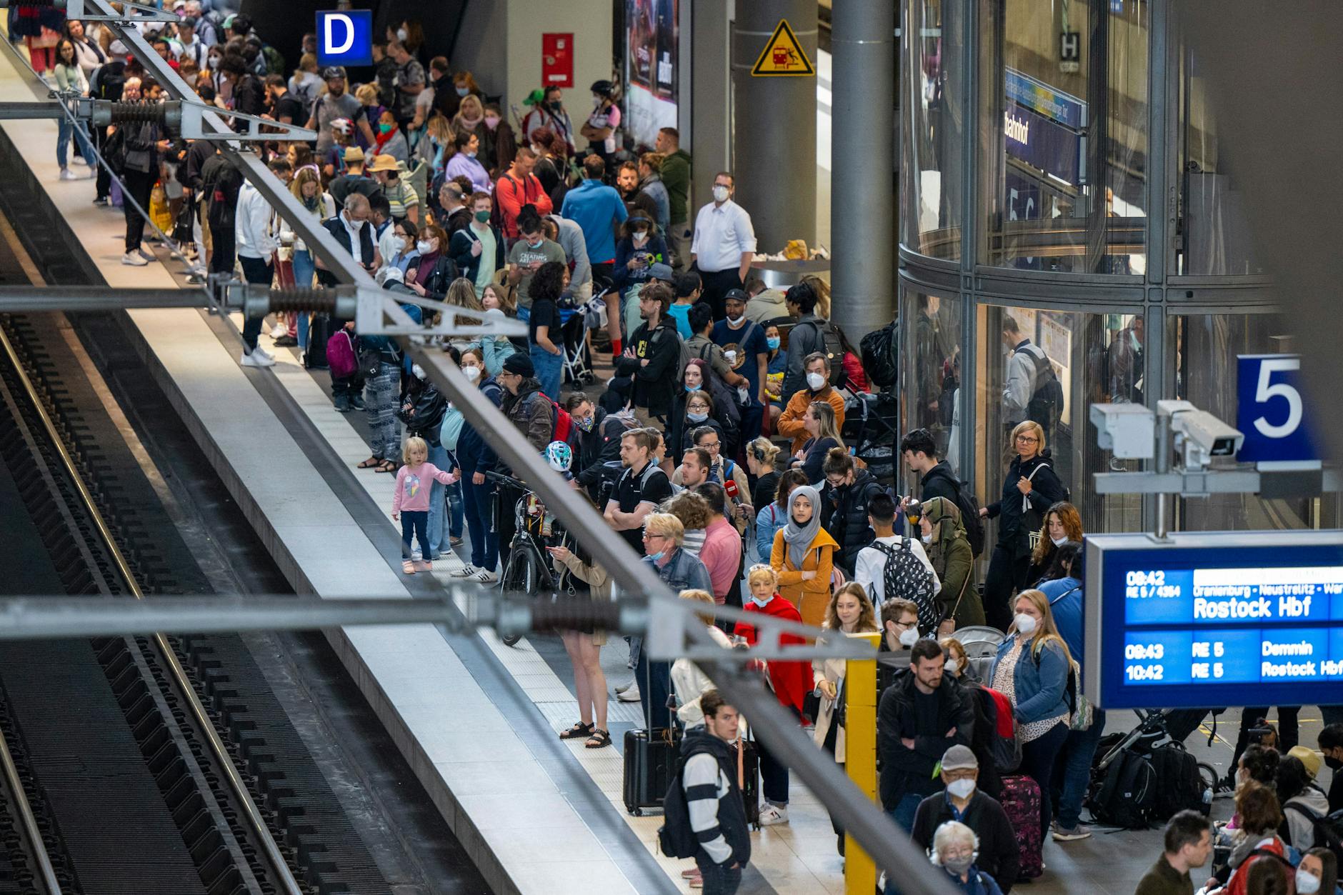 Warten auf den RE5 nach Rostock: Reisende drängen sich im Berliner Hauptbahnhof.