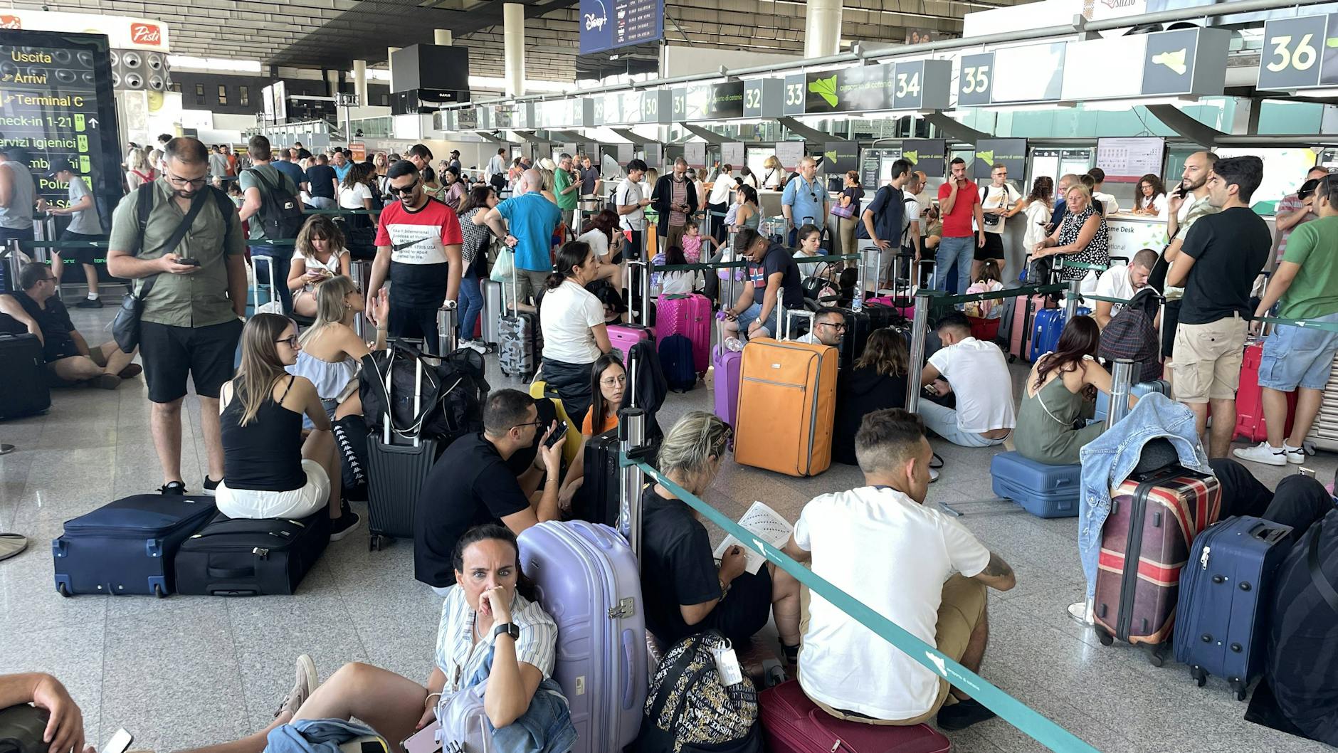 Reisende warten auf neue Informationen. Der Flugverkehr am Flughafen Catania in Sizilien ist komplett lahmgelegt.