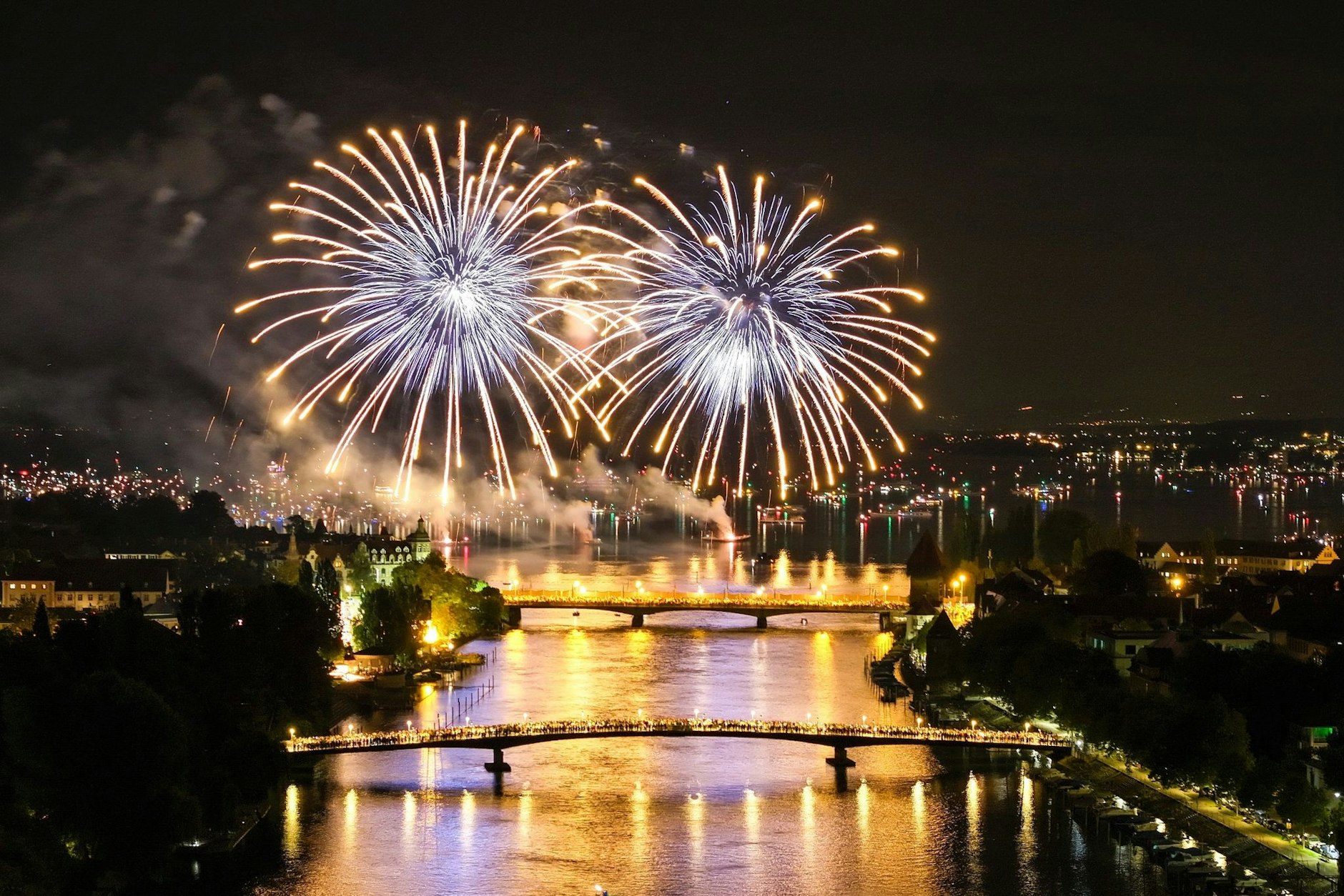 Lichtspektakel am Bodensee: Zahlreiche Besucher des Konstanzer Seenachtsfestes erfreuen sich an dem bunten Feuerwerk.  