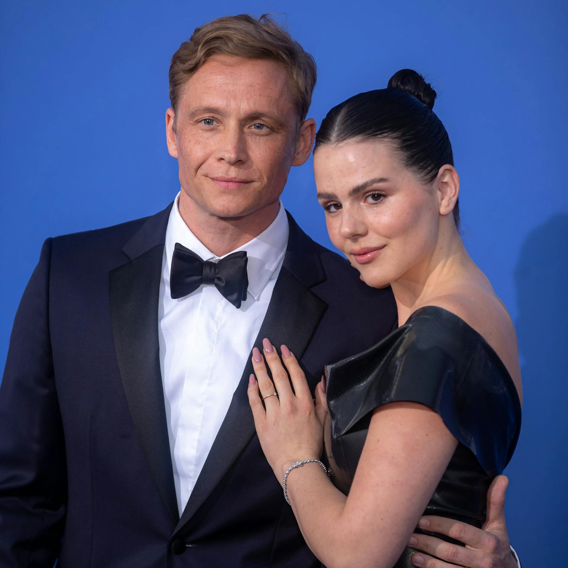 Matthias Schweighöfer und Ruby O. Fee bei der amfAR Gala 2023