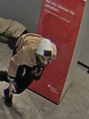 Die Polizei sucht diesen Mann. Wer kann Hinweise geben.