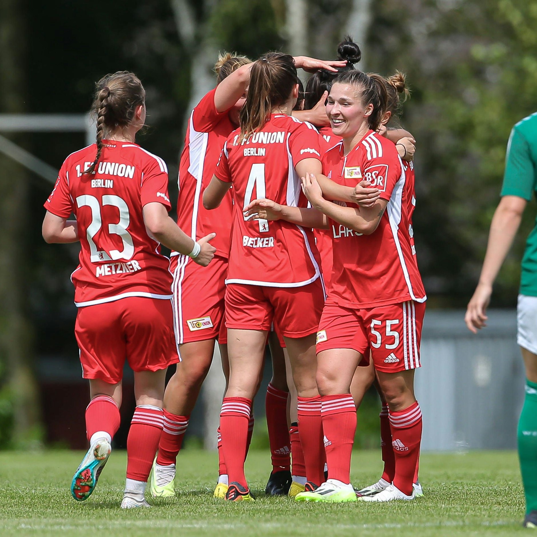 So schön wollen sich die Spielerinnen des 1. FC Union aus der Regionalliga in die 2. Bundesliga jubeln.