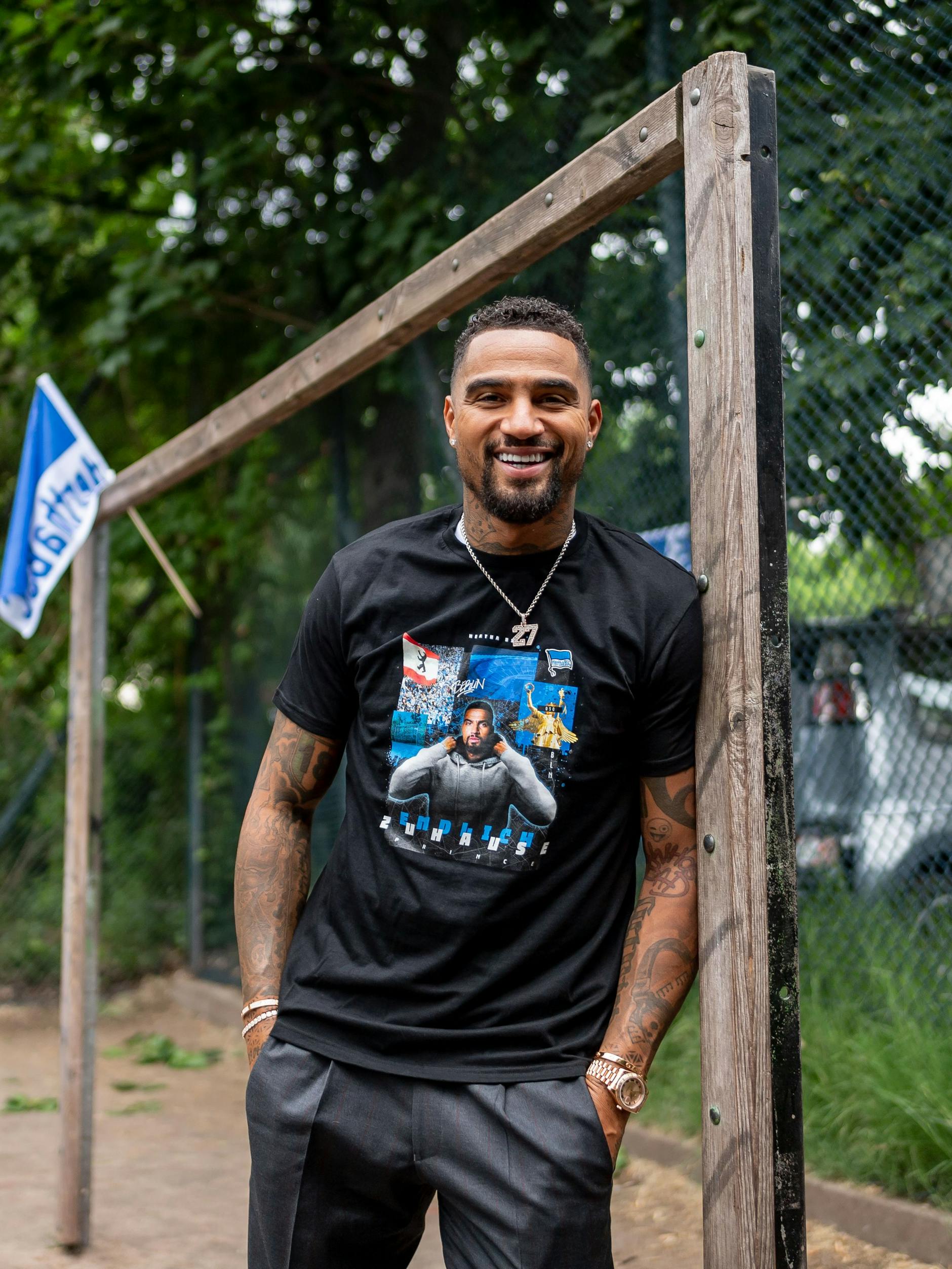 Kevin-Prince Boateng posiert auf dem Bolzplatz in Wedding.