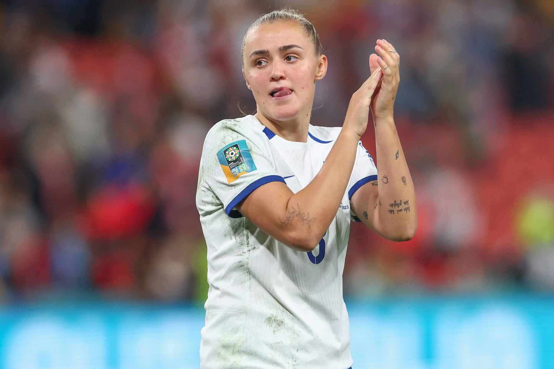 Englands Antreiberin Georgia Stanway hat Applaus von ihren Fans bekommen – und applaudiert zurück. 