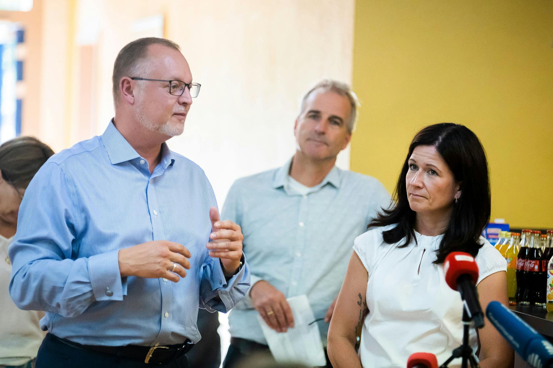 Falko Liecke (l, CDU), Berliner Staatssekretär für Jugend und Familie, spricht neben Katharina Günther-Wünsch (r, CDU), Bildungssenatorin, bei einem Besuch der Senatorin im Jugendclub Yo!22.