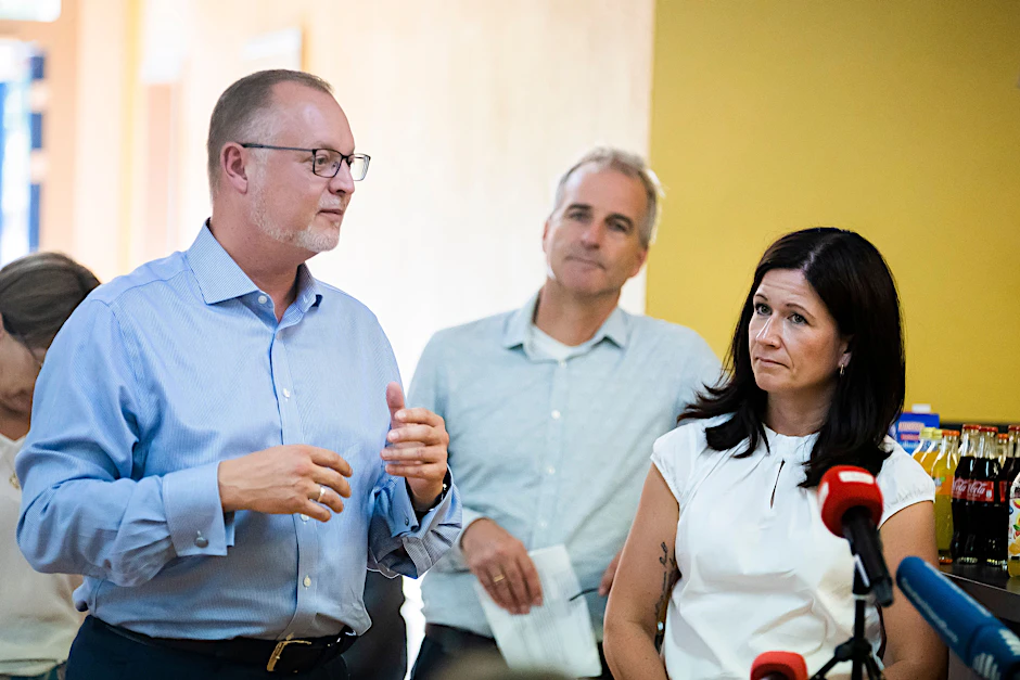 Falko Liecke (l, CDU), Berliner Staatssekretär für Jugend und Familie, spricht neben Katharina Günther-Wünsch (r, CDU), Bildungssenatorin, bei einem Besuch der Senatorin im Jugendclub Yo!22.