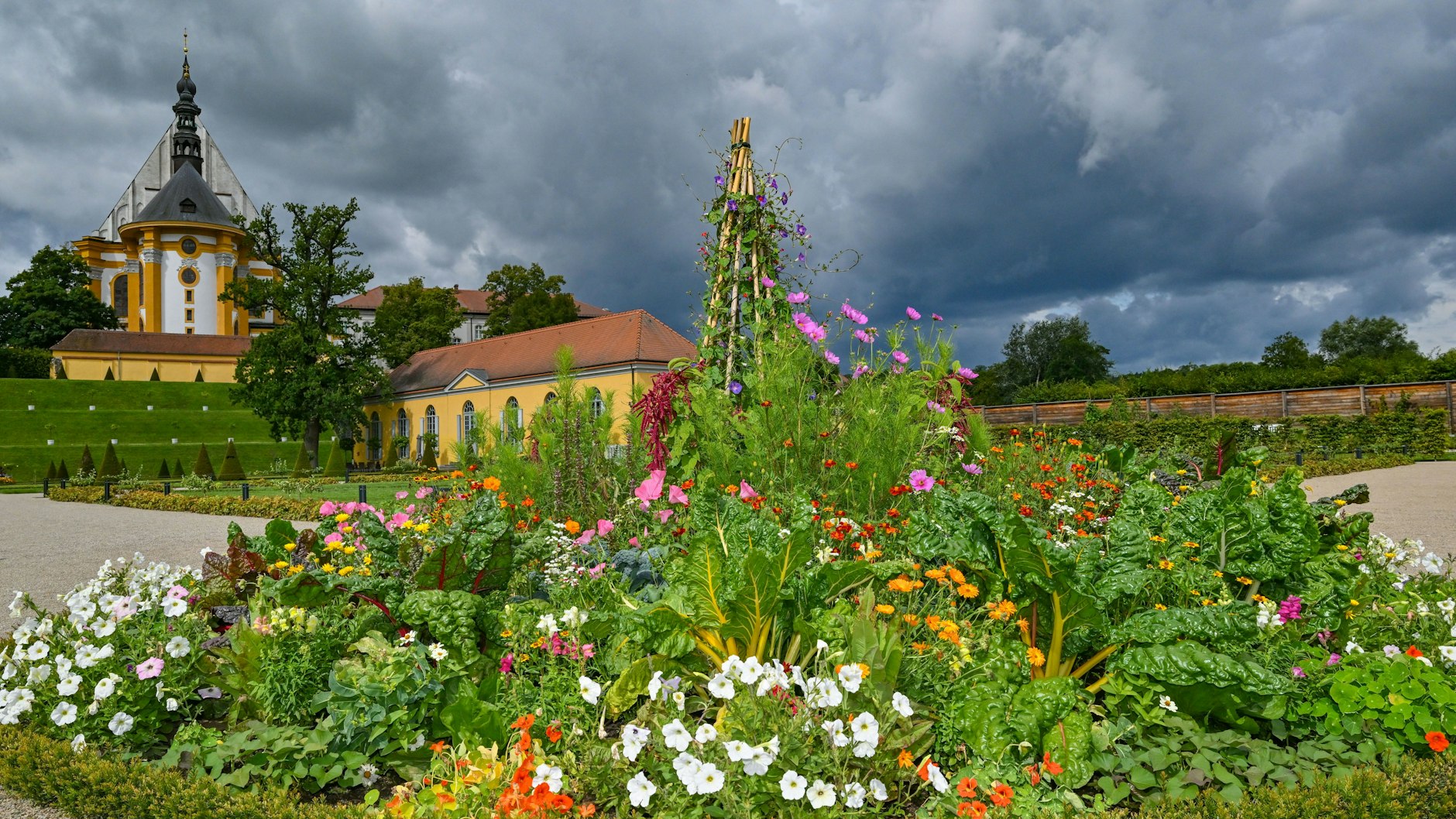 Dunkle Regenwolken ziehen über den Klostergarten der Stiftung Stift Neuzelle. Das Kloster Neuzelle, rund zehn Kilometer südlich von Eisenhüttenstadt, ist das einzige vollständig und einschließlich der Außenanlagen erhaltene Zisterzienserkloster Brandenburgs und eine der wenigen unzerstörten Klosteranlagen in Deutschland und Europa.