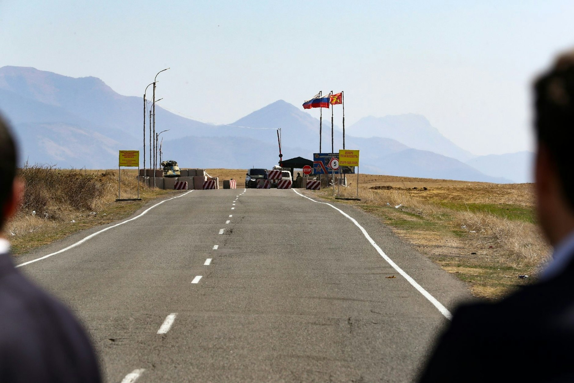 Ein Kontrollpunkt der russischen Friedenstruppe auf einer Straße in Richtung der Region Bergkarabach.