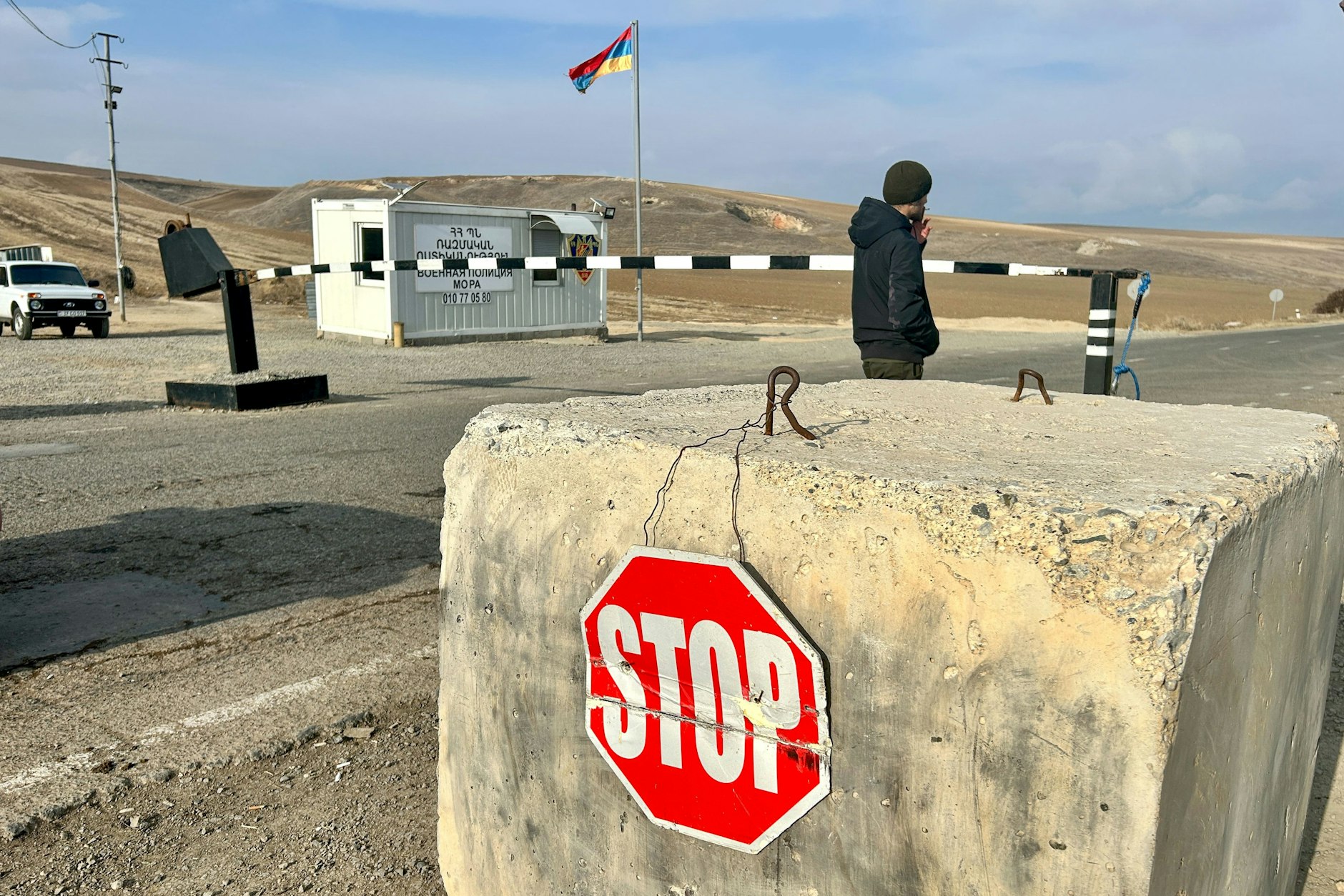 Der Latschin-Korridor, die einzige Straße, die Armenien mit Bergkarabach verbindet, ist abgeschnitten, sodass Bergkarabach abgeschnitten und ohne Versorgung ist.
