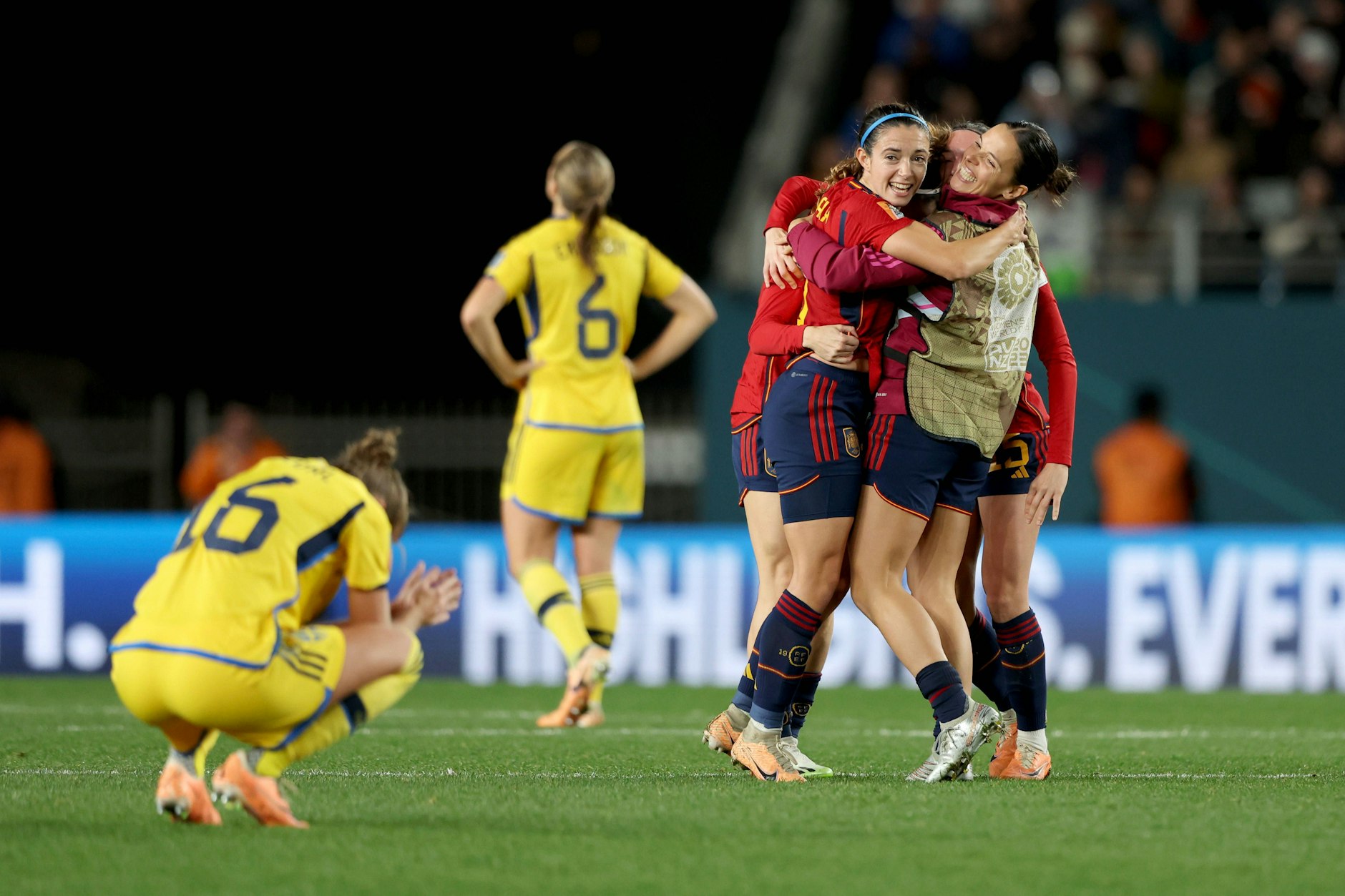 Schwedens Spielerinnen sind enttäuscht, Spaniens Fußballerinnen feiern den Einzug ins WM-Finale.