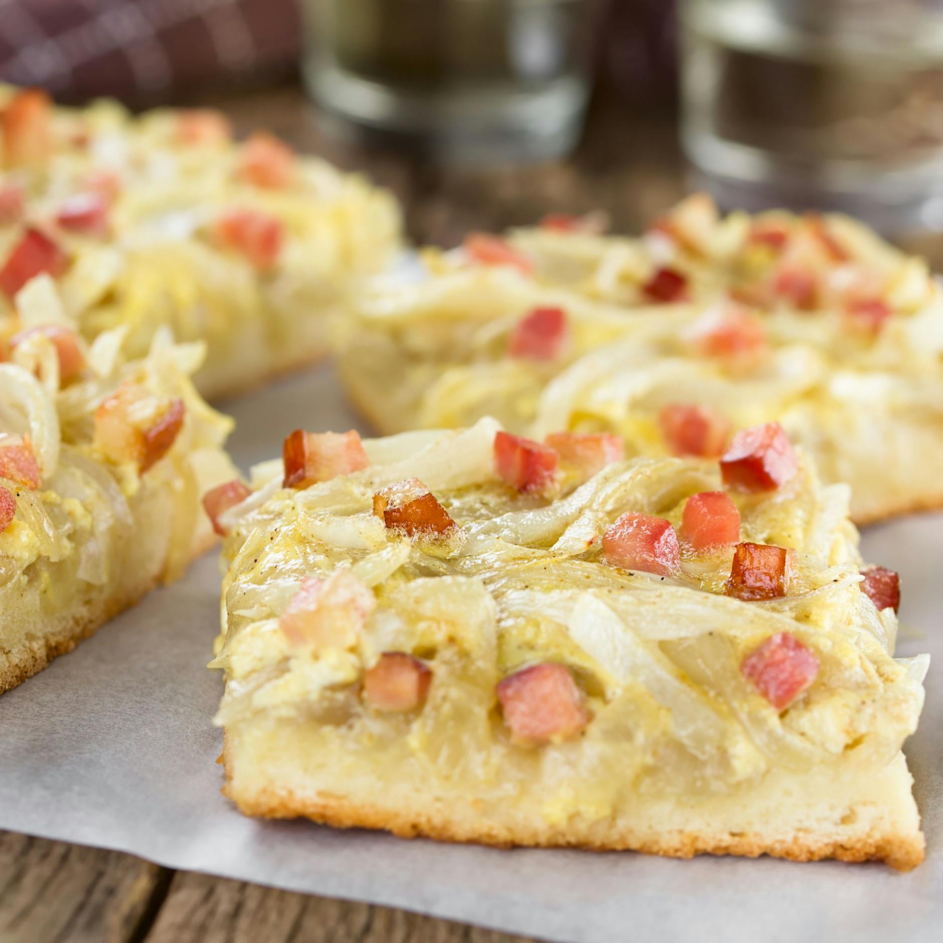 Das beste Rezept für Zwiebelkuchen! Das Spar-Gericht ist fix im Ofen