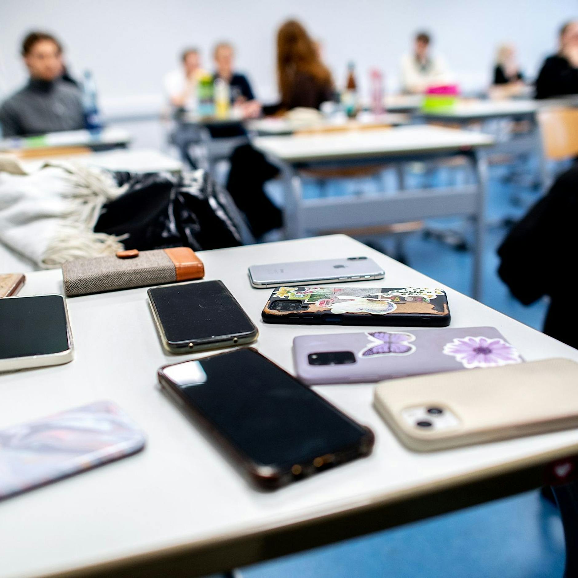 Bildungssenatorin: Es gibt Wichtigeres als ein Handyverbot