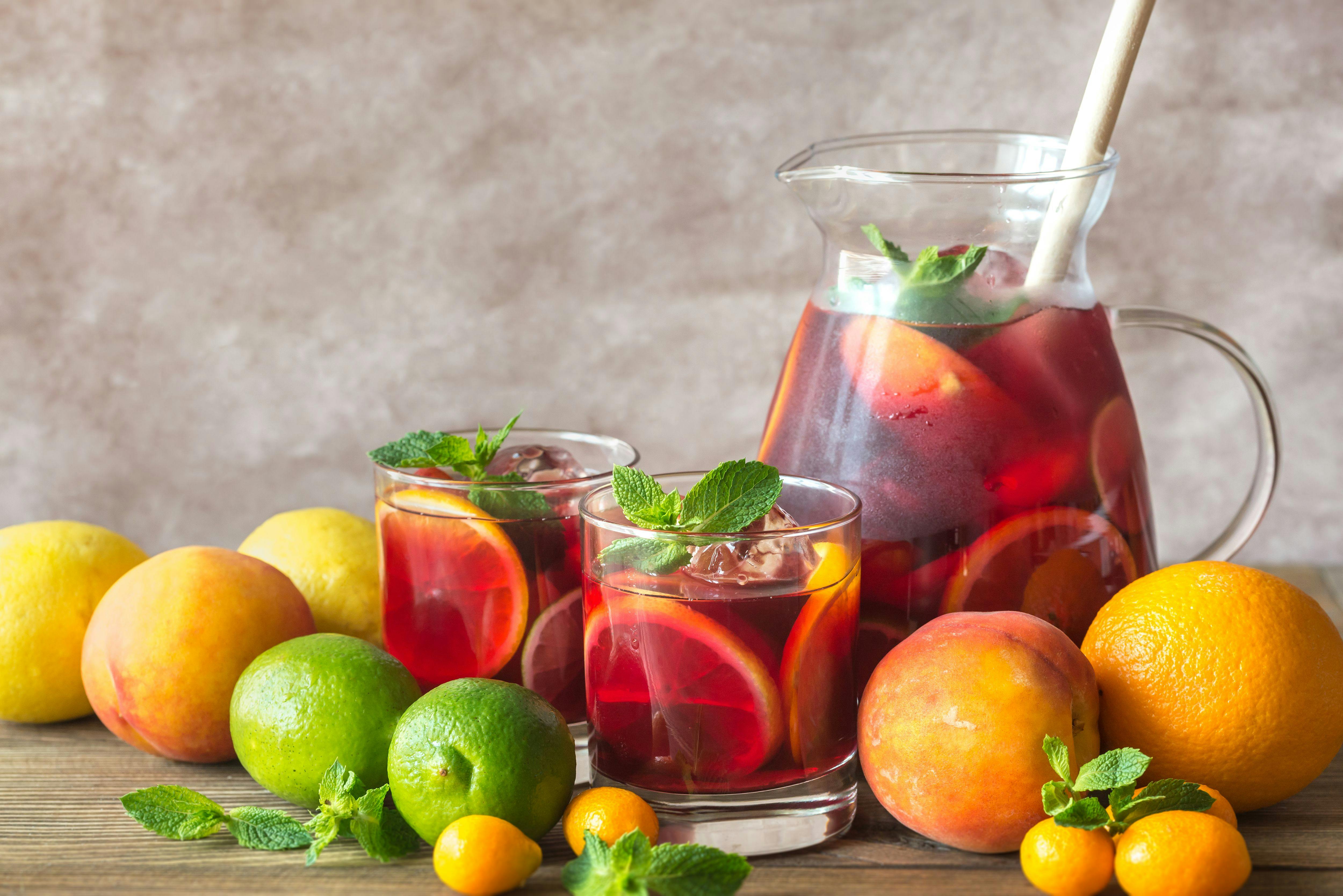 Sangria aus Spanien mit Früchten