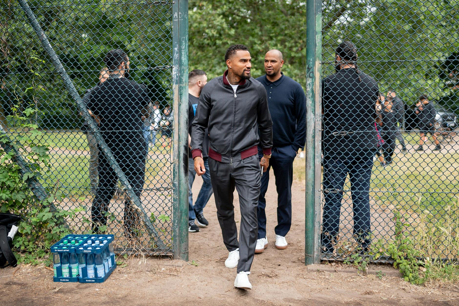 Als Kevin-Prince Boateng 2021 zu Hertha BSC zurückkehrte, besuchte er mit Bruder George Boateng den berühmten Bolzplatz in Wedding.