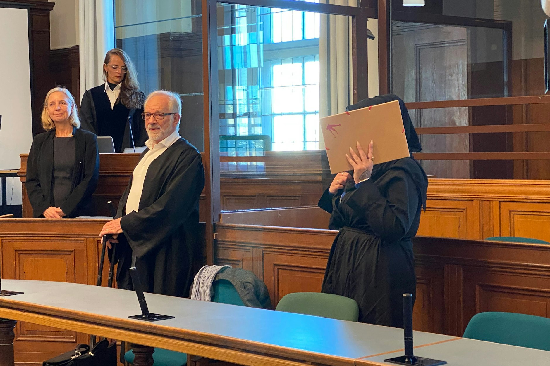 Die Mutter des getöteten Mädchens (r.) ist im Prozess Nebenklägerin.