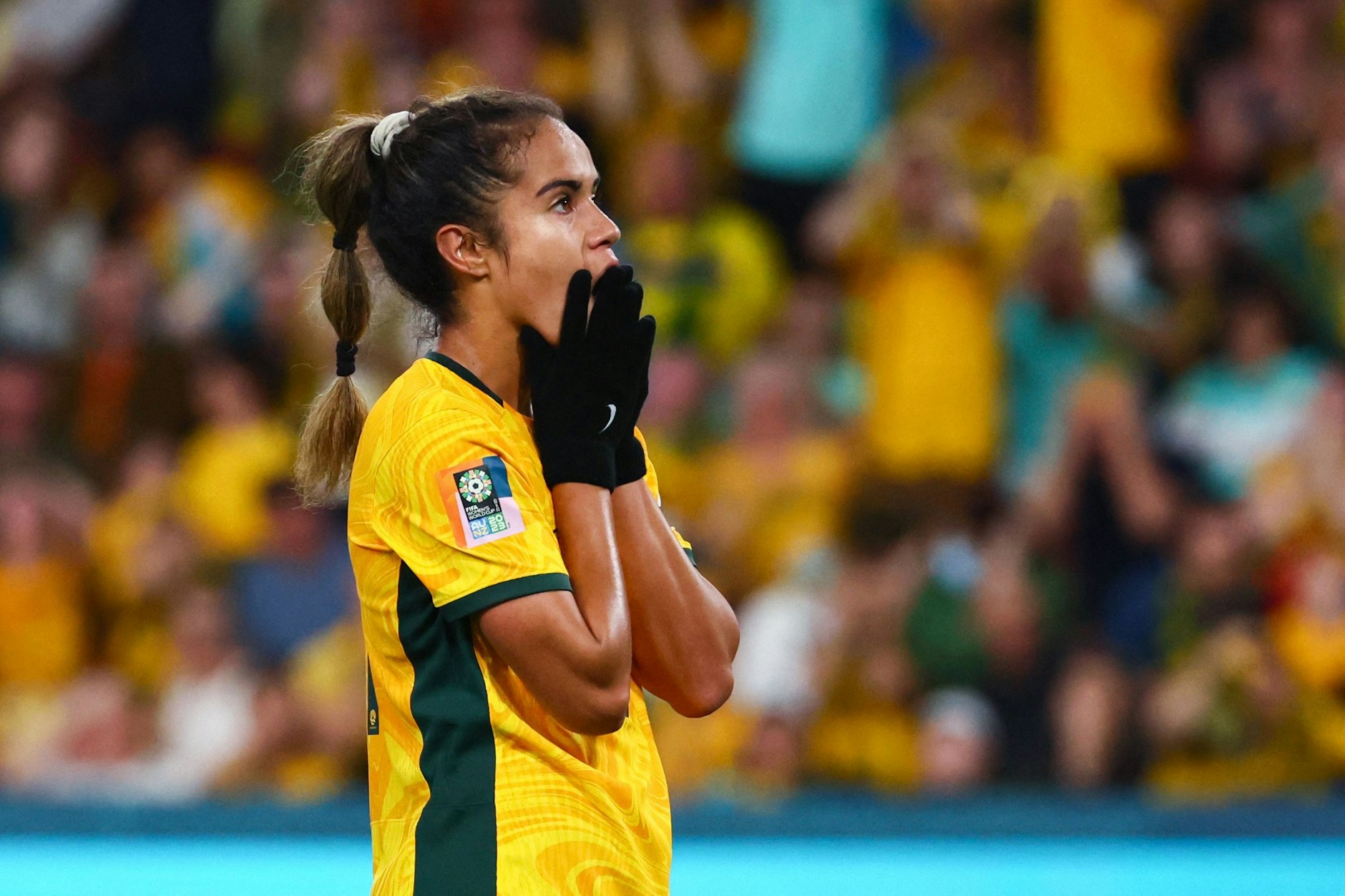 Die schwarzen Handschuhe sind längst zum Markenzeichen von Australiens Kreativspielerin Mary Fowler geworden.