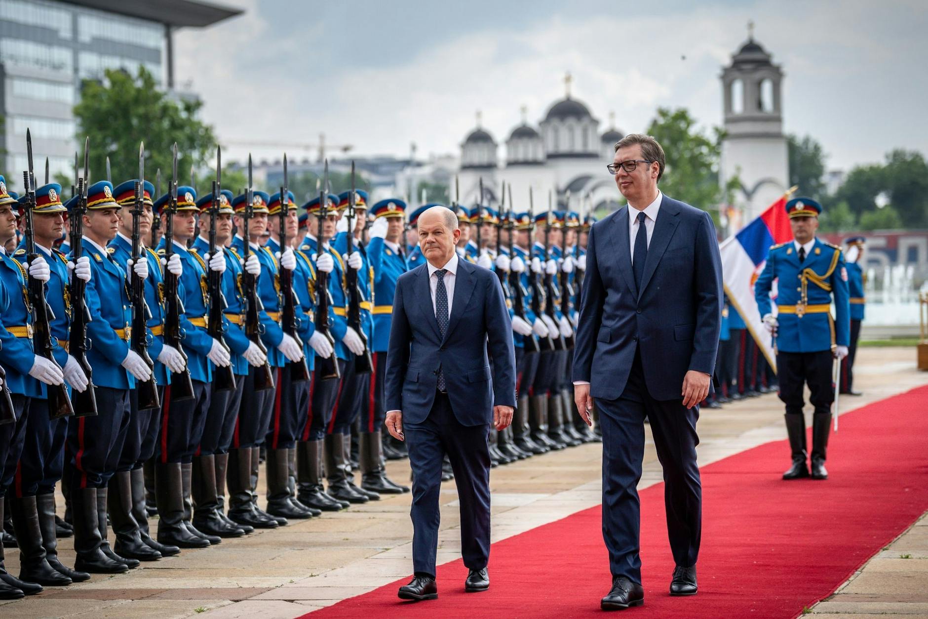 10. Juni 2022: Bundeskanzler Olaf Scholz wird von Aleksander Vucic, dem Präsidenten von Serbien, in Belgrad mit militärischen Ehren empfangen.