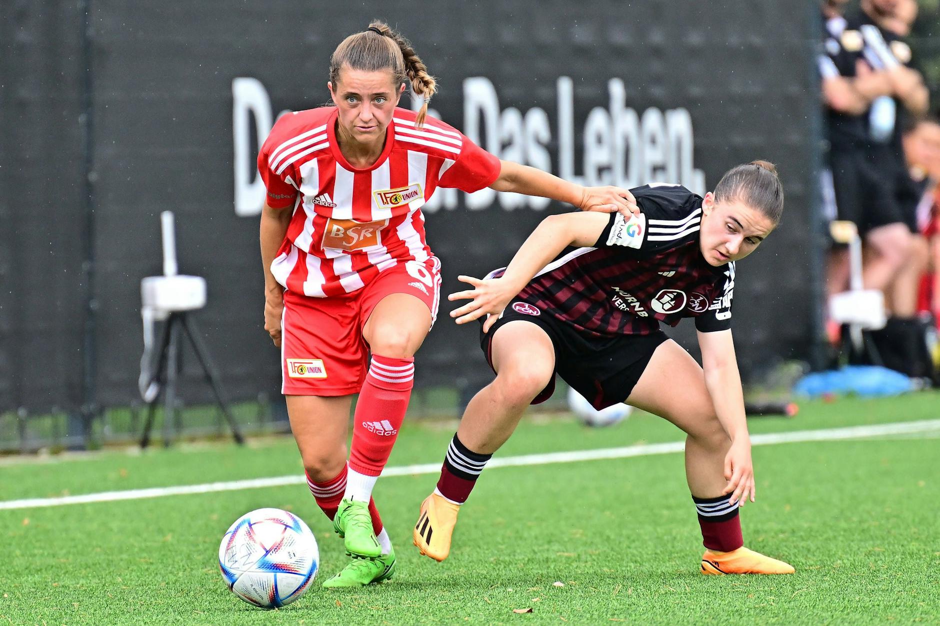 Celine Frank (l.) vom 1. FC Union Berlin setzt sich im Testspiel gegen Marina Scholz vom 1. FC Nürnberg durch. 