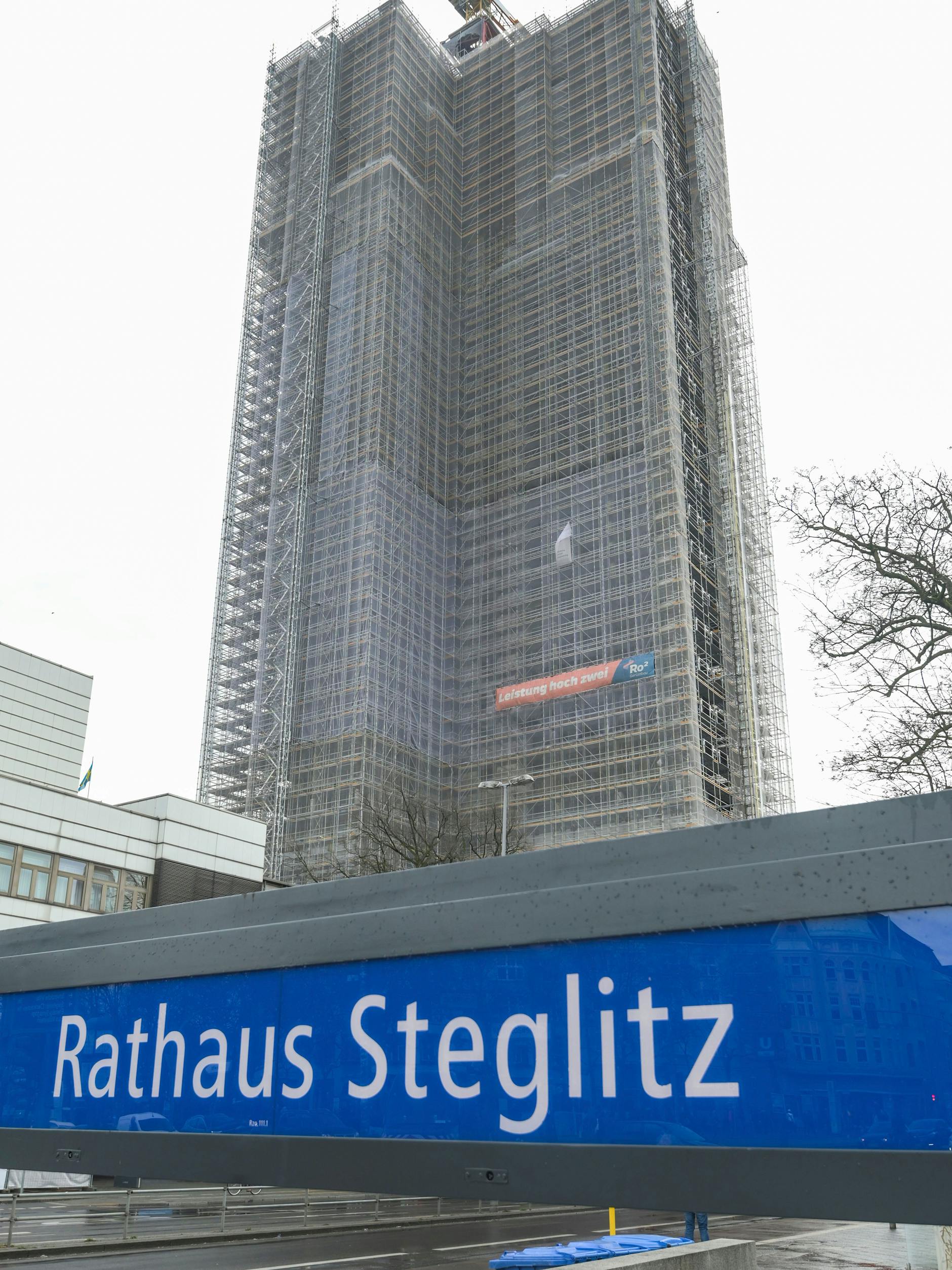 Ärger für Adler Group gab es kürzlich in einem Rechtsstreit um den Steglitzer Kreisel. Hier wollte die Adler Group, Neueigentümer der Immobilie, im Nachhinein Kaufverträge ändern. Der Käufer einer Wohnung wehrte sich und bekam vor Gericht Recht.