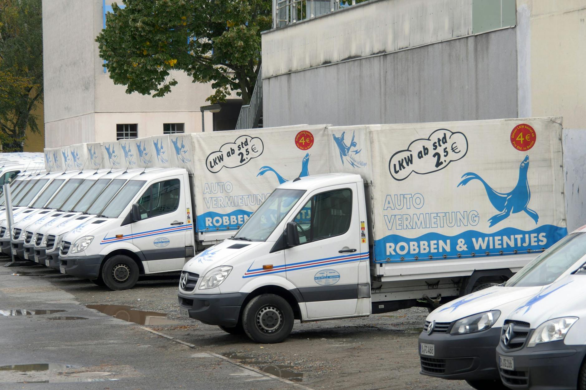 Das ist Geschichte: Aufgereiht standen die Wagen von Robben & Wientjes auf den Vermietplätzen.