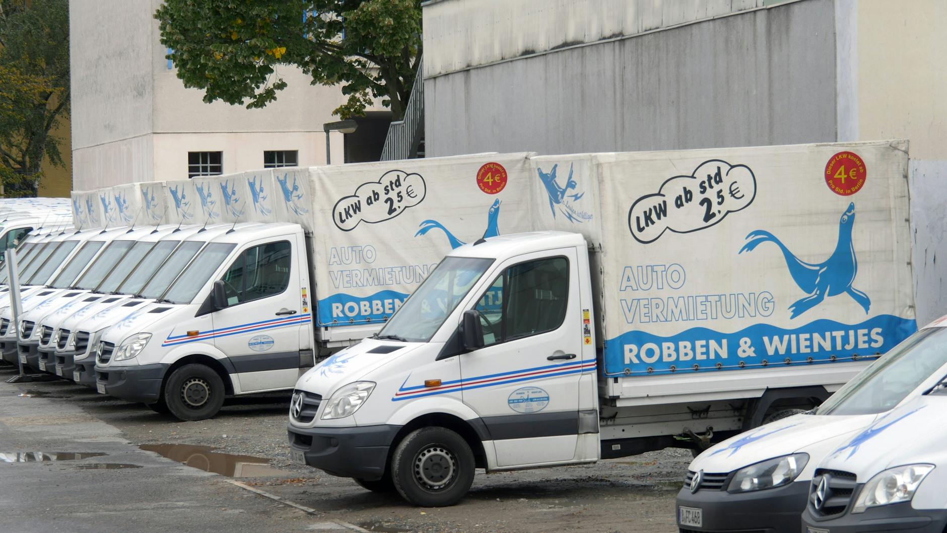 Das ist Geschichte: Aufgereiht standen die Wagen von Robben & Wientjes auf den Vermietplätzen. Wenn man einen mietete, etwa für einen Umzug, sagte man: „Ich hol mir mal 'ne Robbe!“ 