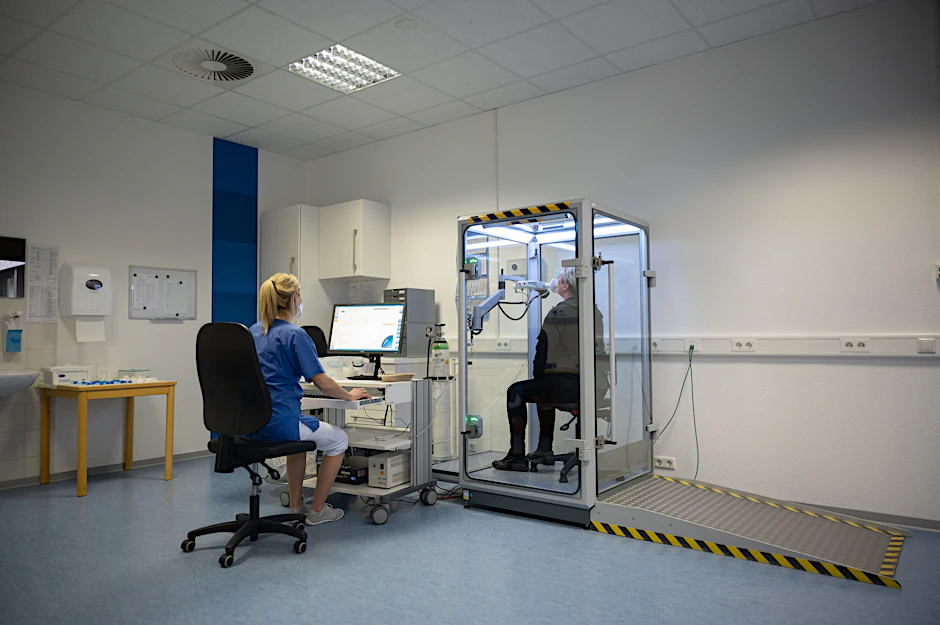 Eine Covid-Patientin während eines Lungenfunktionstests.