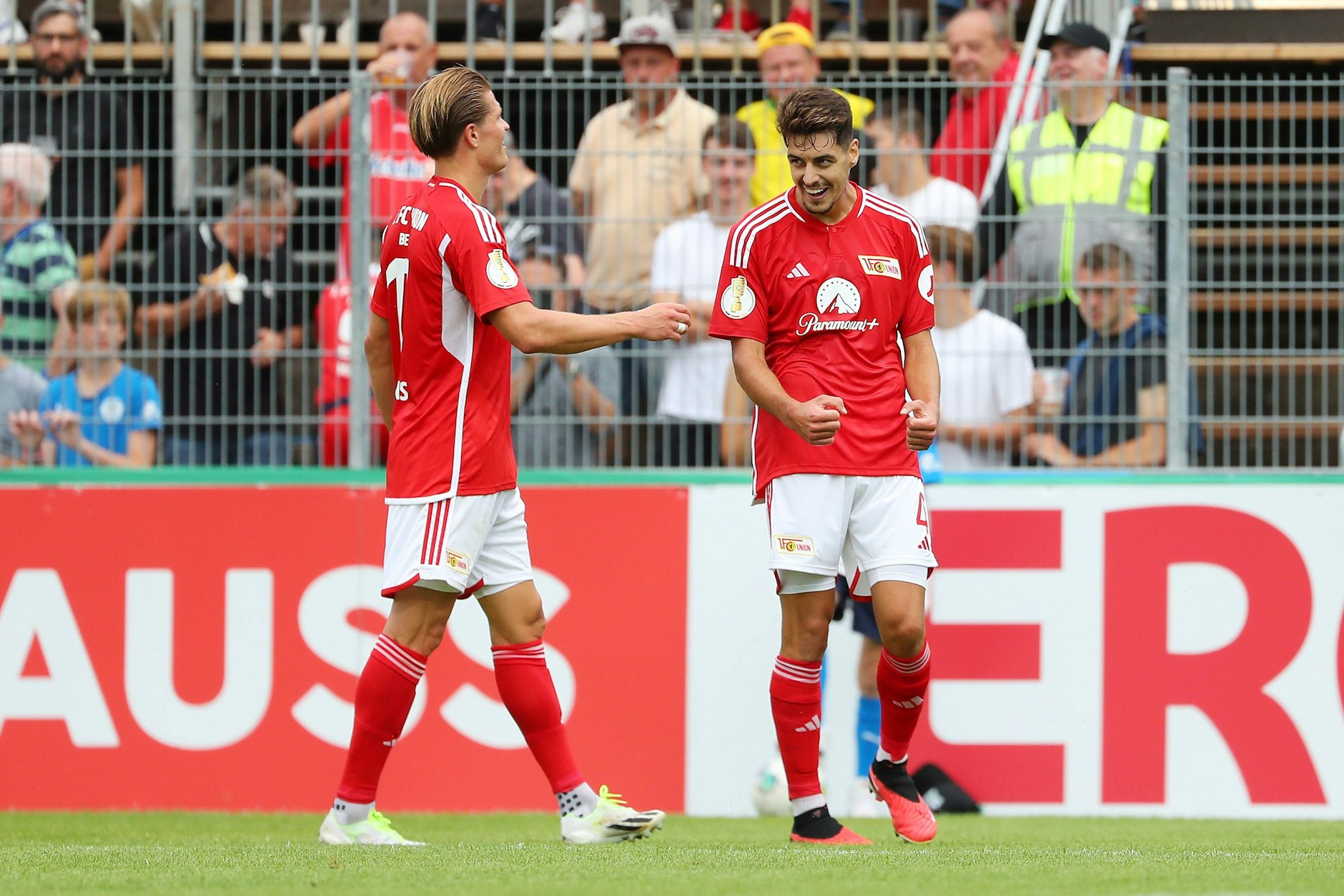 Diogo Leite (r., hier mit Kevin Behrens) freut sich über seinen Treffer in der 1. Runde des DFB-Pokals beim FC-Astoria Walldorf.