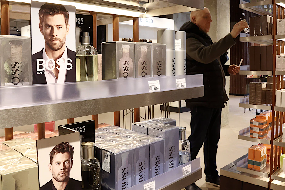 Ein Kunde im Hugo-Boss-Geschäft in Moskau