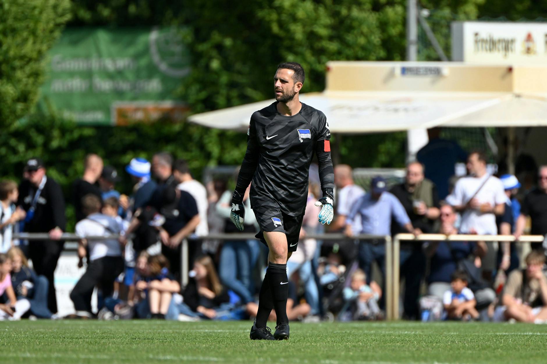 Herthas Torwart Marius Gersbeck machte bisher nur Testspiele für seinen Herzensverein. Wegen einer Schlägerei wurde er suspendiert.