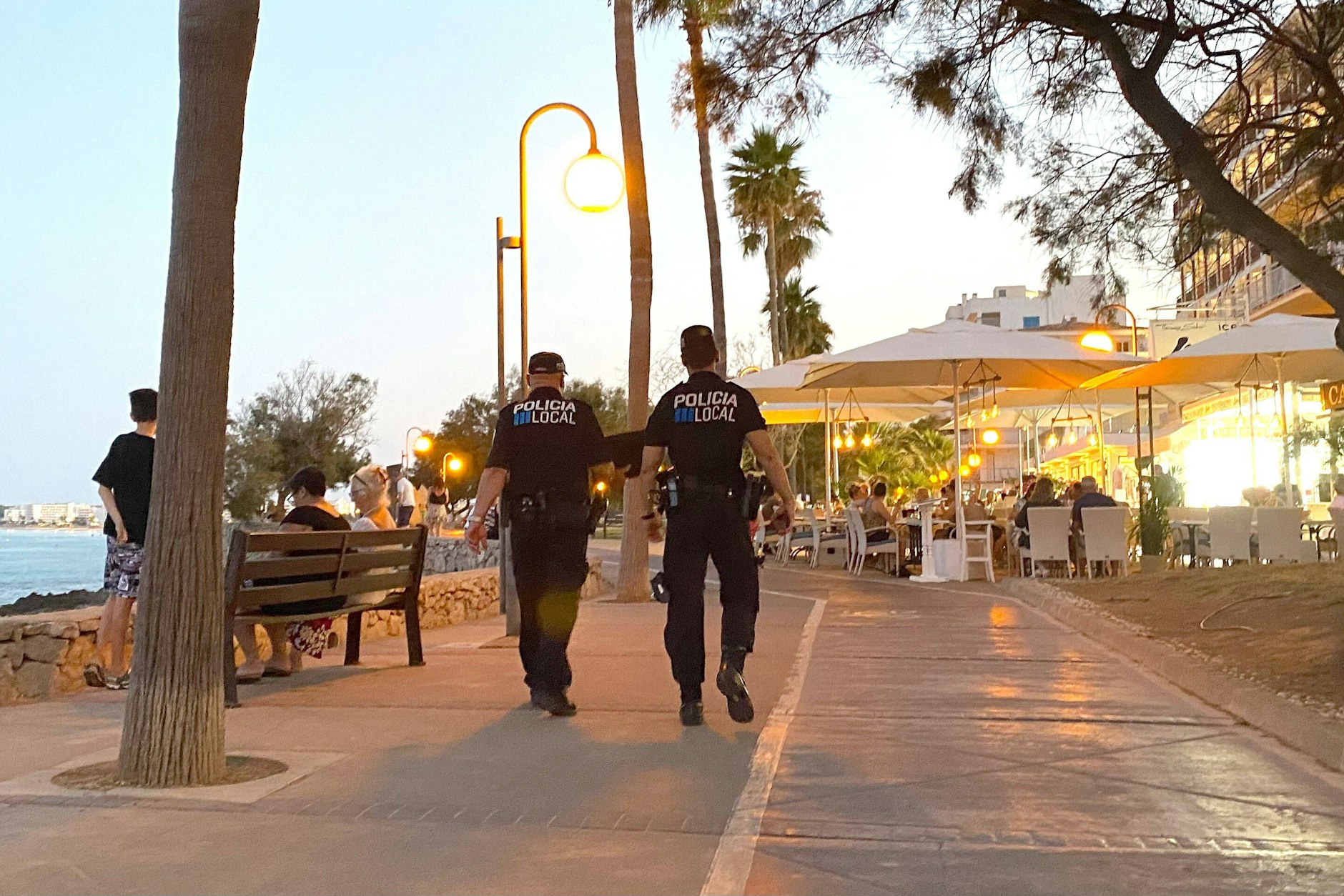 Polizisten fanden die Vierjährige, die ohne ihre Eltern herumirrte.